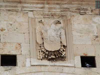 Sull�edificio ci sono tre stemmi, di cui uno centrale e pi� grande raffigurante un�aquila